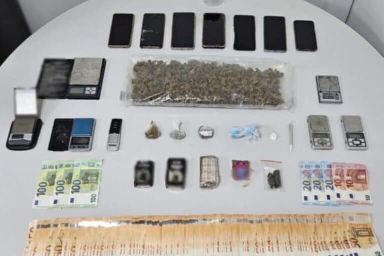 Θεσσαλονίκη: Σπείρα διακινούσε ναρκωτικά σε «δίκτυο» 44 πελατών – Διανομέας σε εταιρεία courier έκανε το ντελίβερι (βίντεο)