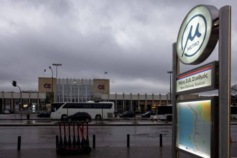 Τέσσερις Ρομά λήστευαν περαστικούς στον Νέο Σιδηροδρομικό Σταθμό Θεσσαλονίκης – Πάνω από 6.000 ευρώ η λεία