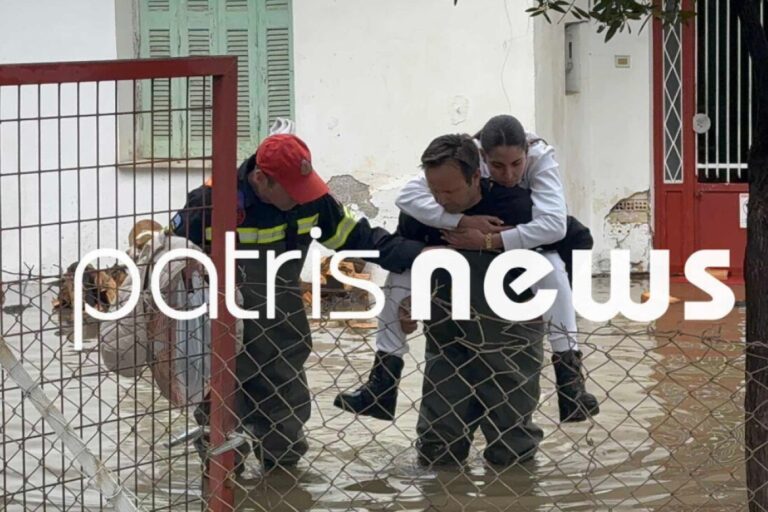 Πύργος: Πυροσβέστες μετέφεραν στα χέρια οικογένεια από πλημμυρισμένο σπίτι (βίντεο)