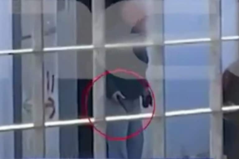 Ρέντη: Βίντεο από τη στιγμή που ο 85χρονος βγάζει όπλο σε μαθητές σχολείου – «Τρόμαξαν τα παιδιά»