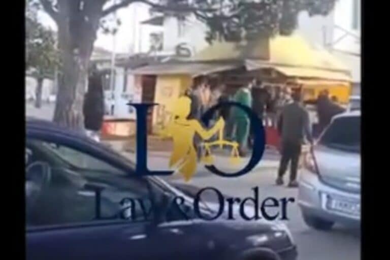 Γαστούνη: Η στιγμή που 20 Ρομά ξυλοκοπούν άγρια τον περιπτερά – Τον χτύπησαν με σίδερα και ξύλα (βίντεο)