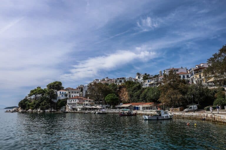 Σκιάθος: Τουριστικό σκάφος έπεσε πάνω σε ιστιοφόρο – Τραυματίστηκαν επιβάτες
