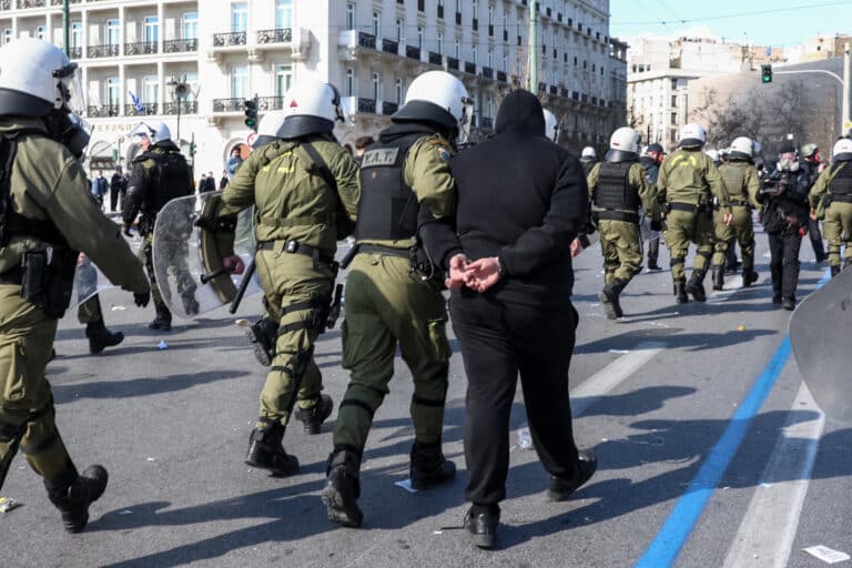 Τέμπη: Χιλιάδες κόσμου βγήκαν στους δρόμους για τα 57 θύματα – Ένταση και προσαγωγές σε Αθήνα και Θεσσαλονίκη (εικόνες & βίντεο)
