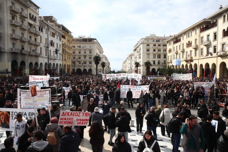 Μεγάλη πορεία για τα Τέμπη στη Θεσσαλονίκη: «Δεν ξεχνάμε» (βίντεο)