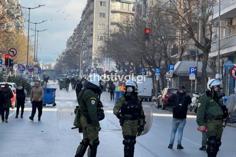 Ξέσπασαν επεισόδια στη Θεσσαλονίκη μετά τη συγκέντρωση για τα Τέμπη – Μολότοφ και πετροπόλεμος με την Αστυνομία