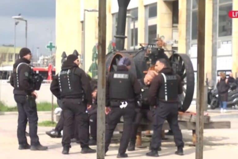 Θεσσαλονίκη: Σε 13 προσαγωγές και μία σύλληψη προχώρησε η ΕΛ.ΑΣ. στο συλλαλητήριο για τα Τέμπη (βίντεο)