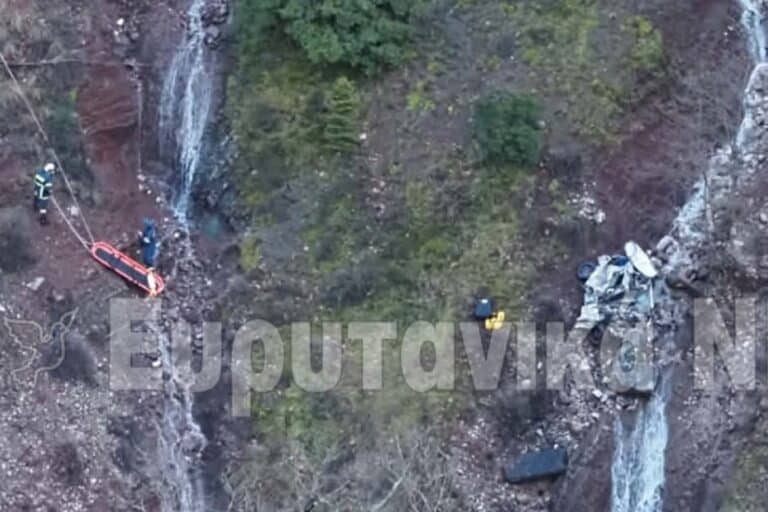 Σοβαρό τροχαίο στην Ευρυτανία: Αυτοκίνητο έπεσε σε γκρεμό 300 μέτρων 