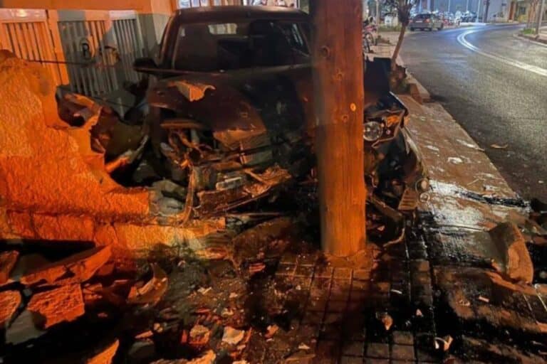 Ρέθυμνο: Αυτοκίνητο πέρασε στο αντίθετο ρεύμα, παρέσυρε μηχανές και καρφώθηκε σε κολώνα