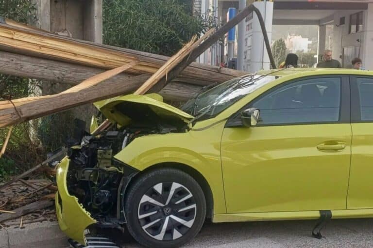 Σπάτα: Αυτοκίνητο «καρφώθηκε» σε ξύλινη κολώνα της ΔΕΗ 