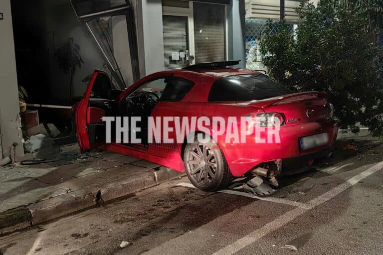 Τρομακτικό τροχαίο στον Βόλο: Αυτοκίνητο έπεσε πάνω σε δύο ΙΧ και «καρφώθηκε» σε φροντιστήριο