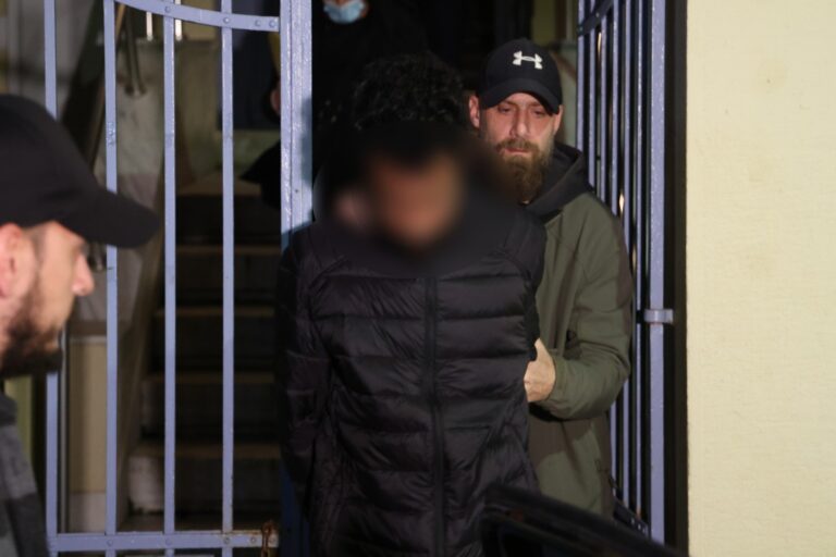 Χίος: Αρνείται τις κατηγορίες ο Μαροκινός διακινητής για την τραγωδία με τους 15 νεκρούς – Παραμένουν στο Παίδων έξι παιδιά