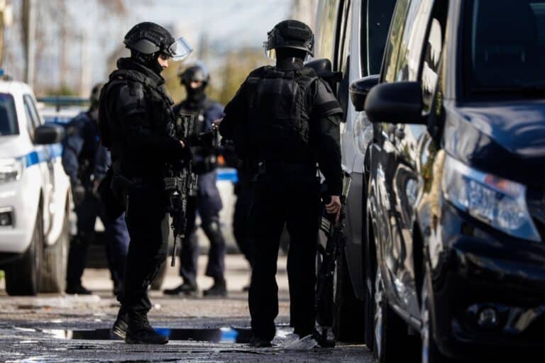 Η ΕΛ.ΑΣ. έκανε έφοδο στο Ζεφύρι για την εξάρθρωση κυκλώματος με τηλεφωνικές απάτες – Οκτώ συλλήψεις, πάνω 700.000 ευρώ η λεία τους (βίντεο)