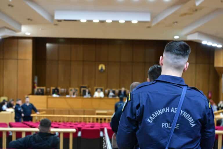 Λάρισα: Την Τετάρτη (29/7) θα δικαστεί ξανά ο 50χρονος με το τσεκούρι που κρατούσε όμηρο την πρώην γυναίκα του