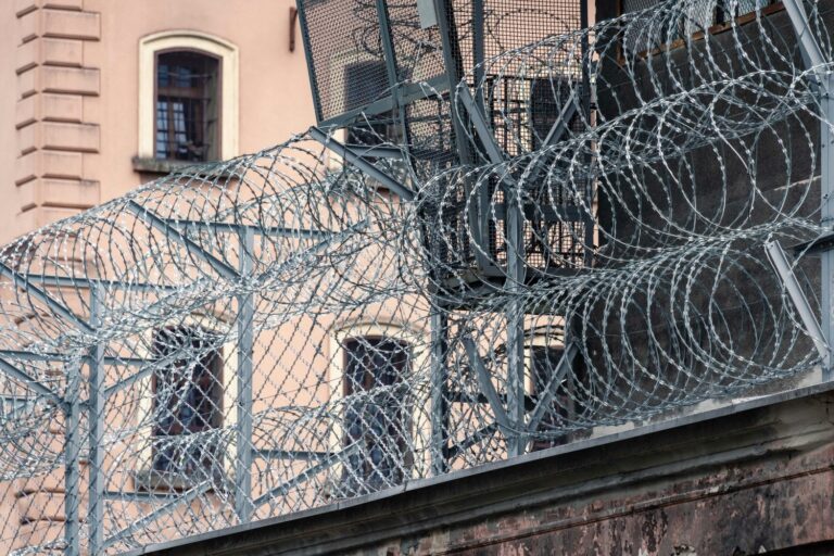 Σέρρες: Νέα εξέγερση στη δομή μεταναστών στο Κλειδί – Περίπου 50 άτομα επιχείρησαν να διαφύγουν