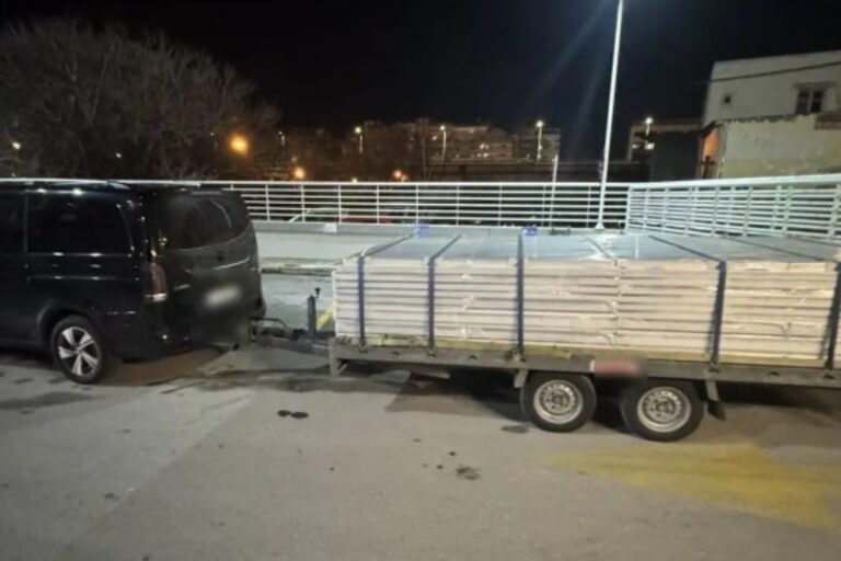 Θεσσαλονίκη: Μετέφερε σε τρέιλερ κουφώματα που μέσα έκρυβαν λαθραία τσιγάρα – Εντοπίστηκαν πάνω από 30.000 πακέτα (βίντεο)