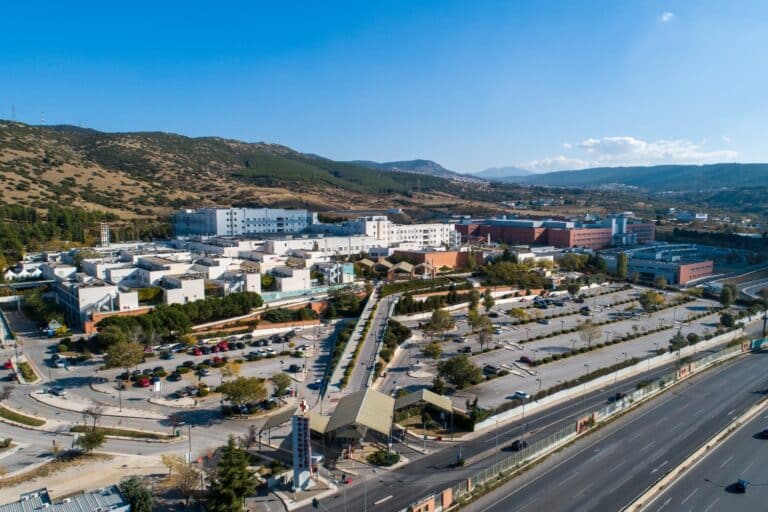 Σοβαρό τροχαίο στη Χαλκιδική: Στο «Παπαγεωργίου» δικυκλιστής μετά από σύγκρουση