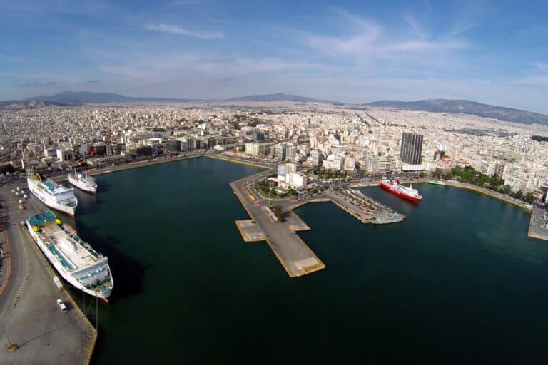 Πειραιάς: Αυτοκίνητο συγκρούστηκε με δίκυκλο στο λιμάνι – Τραυματίστηκε 31χρονος, συνελήφθη ο οδηγός του ΙΧ