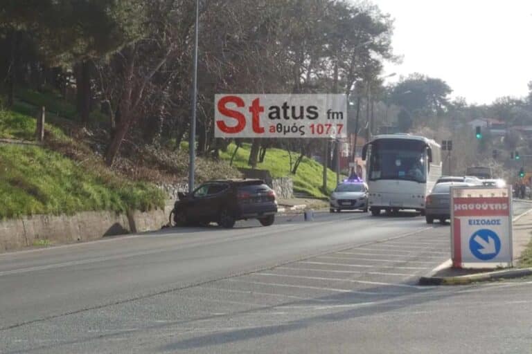 Θεσσαλονίκη: ΙΧ καρφώθηκε σε κολώνα φωτισμού στην Περαία (εικόνα) 