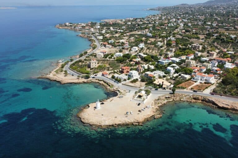 Αίγινα: Θαλαμηγός συγκρούστηκε με ελλιμενισμένα σκάφη κατά τον απόπλου – Εννέα άτομα επέβαιναν σε αυτή