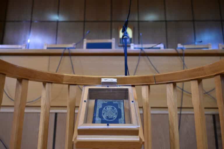 Φρίκη στη Λάρισα: Στο εδώλιο μητέρα και δύο ακόμη κατηγορούμενοι για την κακοποίηση των παιδιών της – «Τα έκαιγε με αναμμένο τσιγάρο»