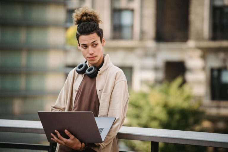 Gen Z και εργασία: Πώς η νέα γενιά αλλάζει ριζικά τον εργασιακό κόσμο
