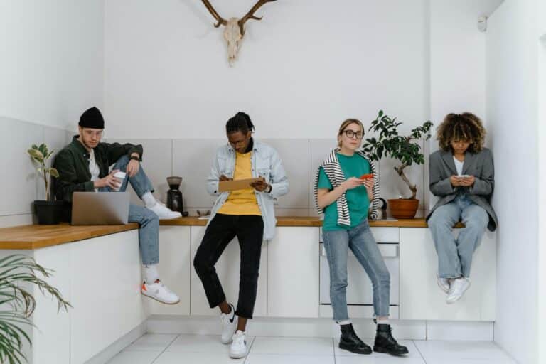 Γιατί η Gen Z πίνει λιγότερο αλκοόλ και γυμνάζεται περισσότερο
