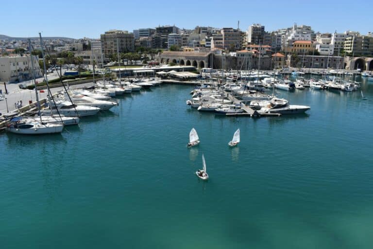 Ηράκλειο: Άγρια συμπλοκή τουλάχιστον 20 ατόμων σε πλατεία της πόλης – Ένας τραυματίας