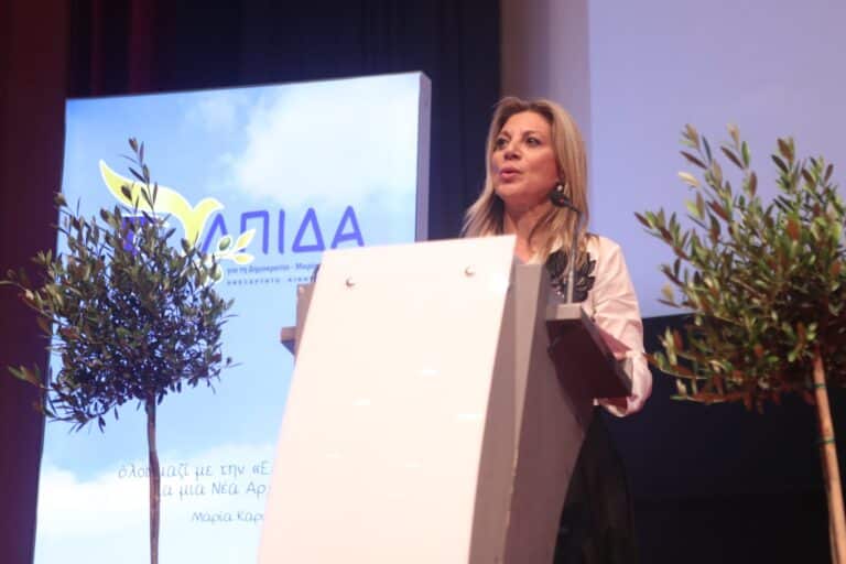 Ραγδαίες εξελίξεις στην «Ελπίδα για τη Δημοκρατία»: Η Μαρία Καρυστιανού διέγραψε τον Θανάση Αυγερινό