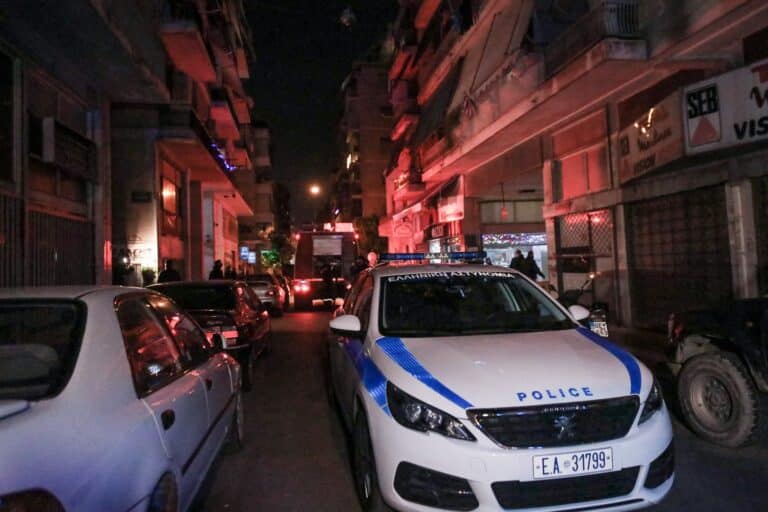Θεσσαλονίκη: Μεγάλη φωτιά τα ξημερώματα σε πολυκατοικία – Ένοικοι εγκλωβίστηκαν από τους καπνούς, απομακρύνθηκαν από την ταράτσα