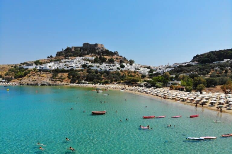 Ρόδος: Στο εδώλιο η σπείρα των κλοπών πολυτελών ενοικιαζόμενων αυτοκινήτων – Πάνω από 120.000 ευρώ η λεία των δραστών