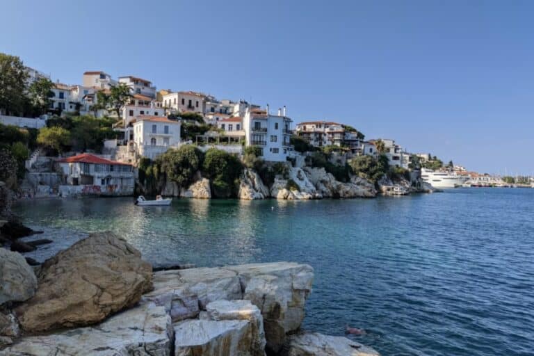 Σκιάθος: Άγρια συμπλοκή Βρετανών τουριστών με ταξιτζή – Τραυματίστηκε στο κεφάλι ο οδηγός, ανήλικος ο ένας τουρίστας
