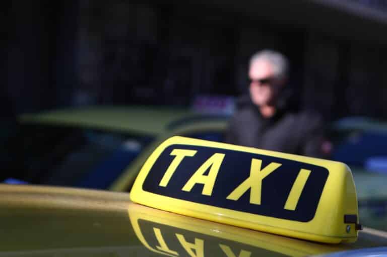 Βόλος: Στη φυλακή ο Ρομά που ξυλοκόπησε οδηγό ταξί – Τι ισχυρίστηκε στην απολογία του