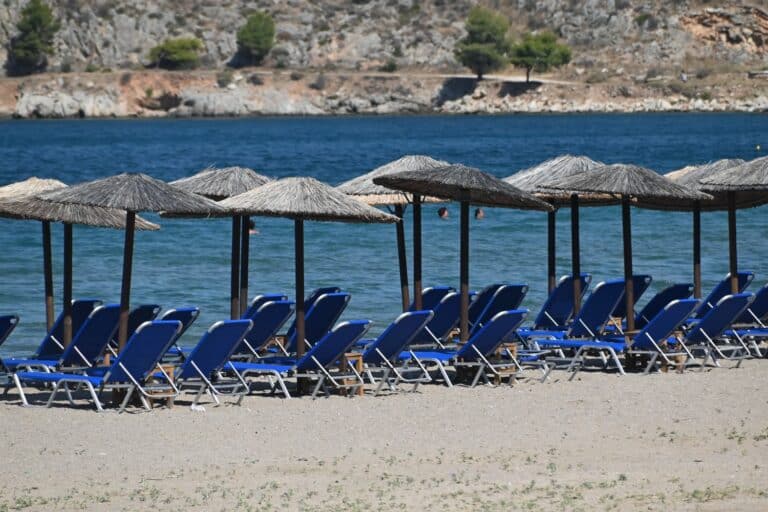 Νεκρός 82χρονος στη Βουλιαγμένη: Πώς άρχισε η ένταση για την ξαπλώστρα