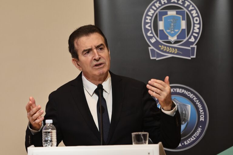 Ξεκάθαρος ο Χρυσοχοΐδης: Ηλεκτρονικό «βραχιολάκι» σε υπόδικους για ενδοοικογενειακή βία με περιοριστικούς όρους