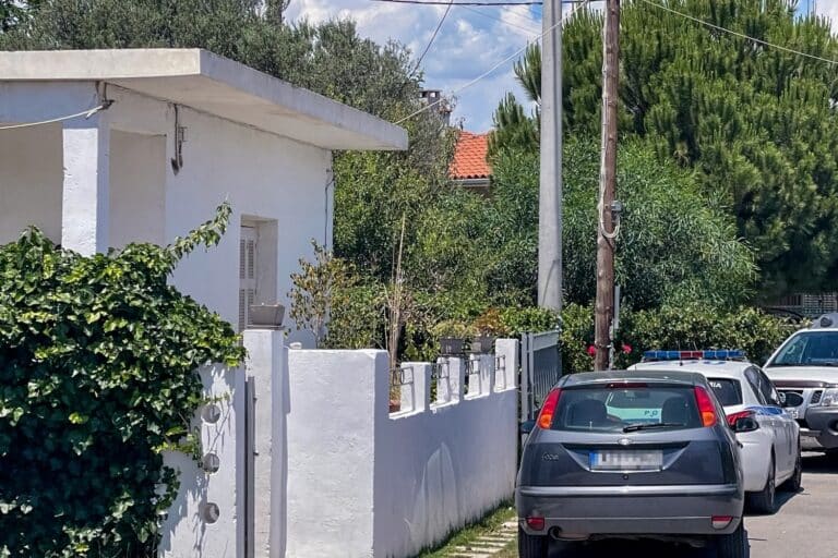 Διπλή δολοφονία στο Αίγιο: Ίχνη πυρίτιδας στα χέρια της 54χρονης μητέρας – Νέα δεδομένα στην έρευνα