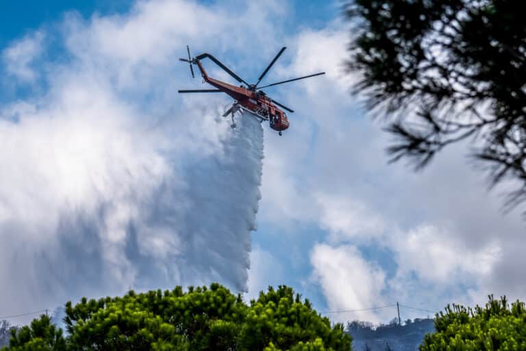 Ανάβυσσος: Ξέσπασε φωτιά σε χαμηλή βλάστηση – Επιχειρούν 75 πυροσβέστες και εναέρια μέσα