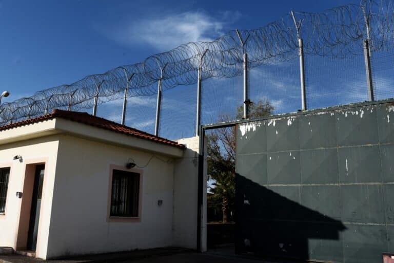 Φυλακές Δομοκού: Προφυλακίστηκαν τρεις για την αιματηρή συμπλοκή – Στη ΜΕΘ ένας κρατούμενος
