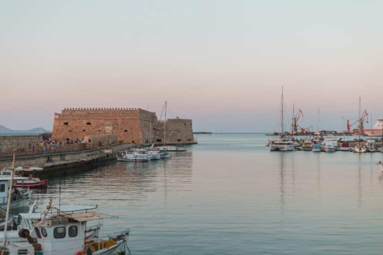 Ηράκλειο: Μητέρα κατήγγειλε την κόρη της για ναρκωτικά και εκείνη τη μήνυσε για ενδοοικογενειακή βία