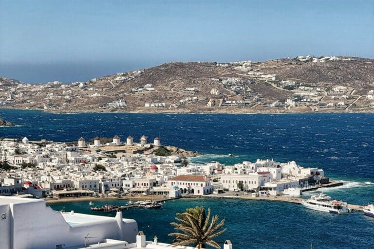 Μύκονος: Κλειστή και υπό αστυνομική φρούρηση παραμένει η Πολεοδομία – Τη Δευτέρα ο έλεγχος