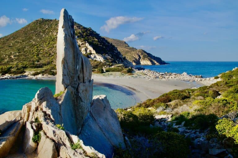 Νέο μέτρο σε δημοφιλή παραλία της Ευρώπης προκαλεί αντιδράσεις: Εισιτήριο και απαγόρευση ομπρελών σχεδόν για όλους