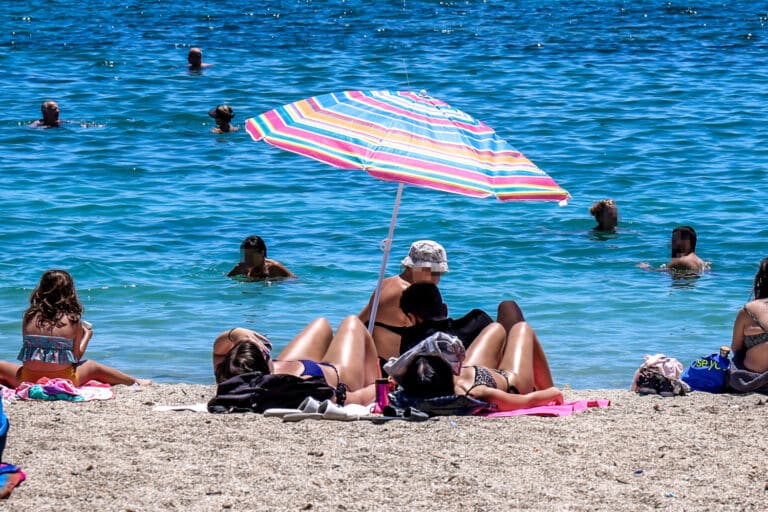 Καιρός: Ανεβαίνει στους 39 βαθμούς η θερμοκρασία την Τρίτη – Πού αναμένονται βροχές και καταιγίδες