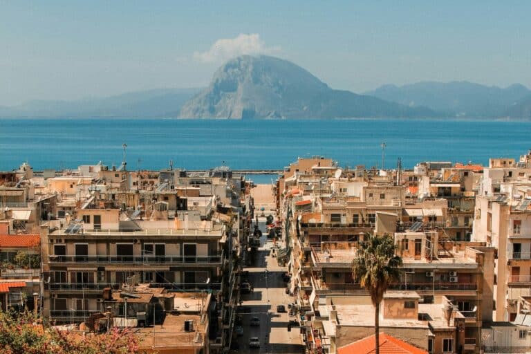 Πάτρα: Άγρια επίθεση σε 18χρονο – Τον χτύπησαν με κατσαβίδι 13 φορές και προσπάθησαν να τον ρίξουν στη θάλασσα