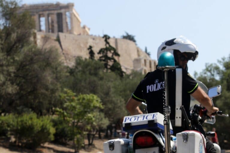 Προφυλακίστηκε ο 60χρονος που επιτέθηκε με μαχαίρι σε τουρίστες στην Ακρόπολη