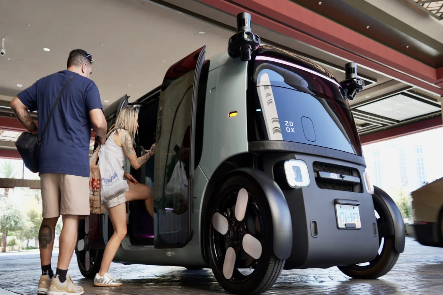 amazon zoox robot