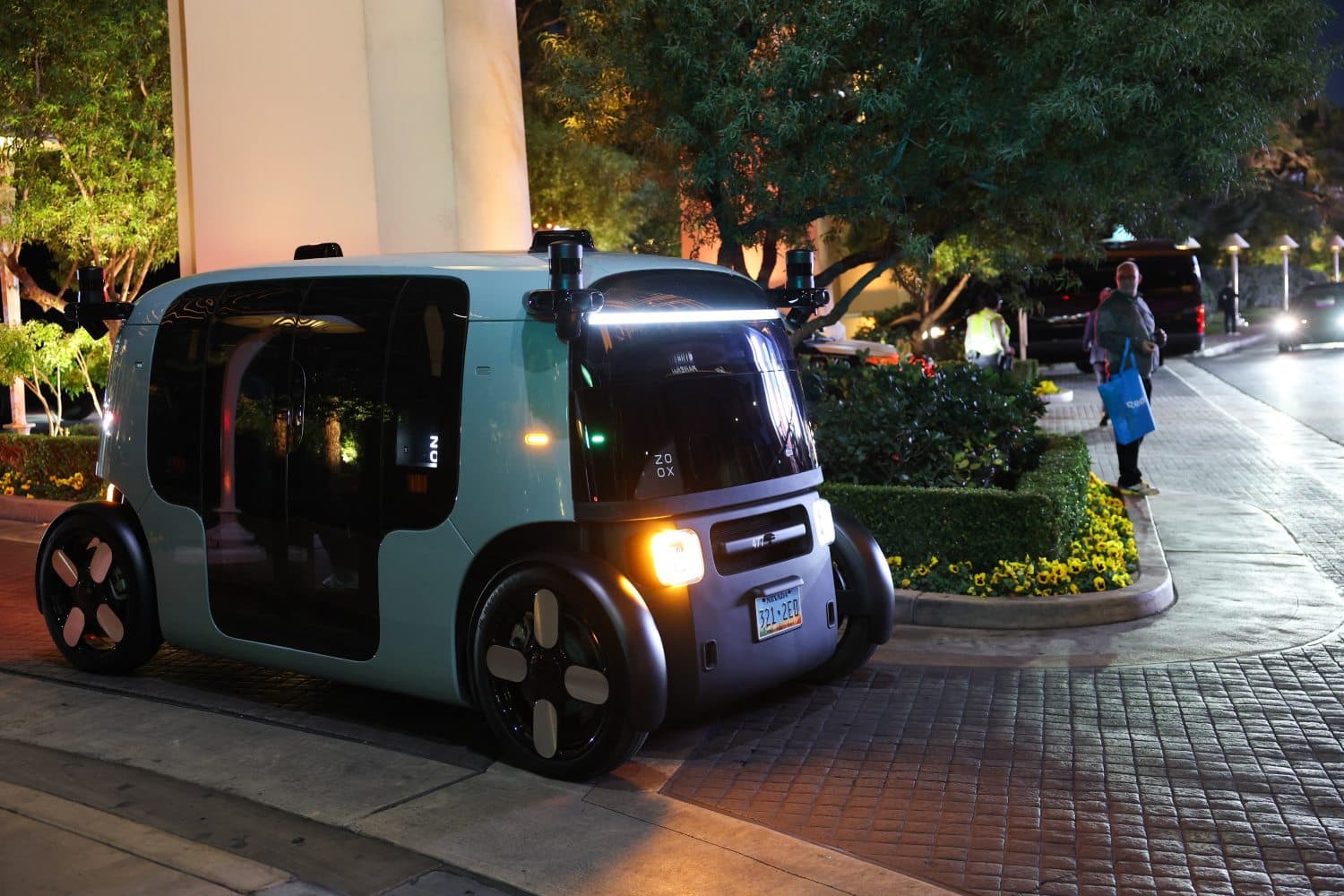 amazon zoox taxi robot