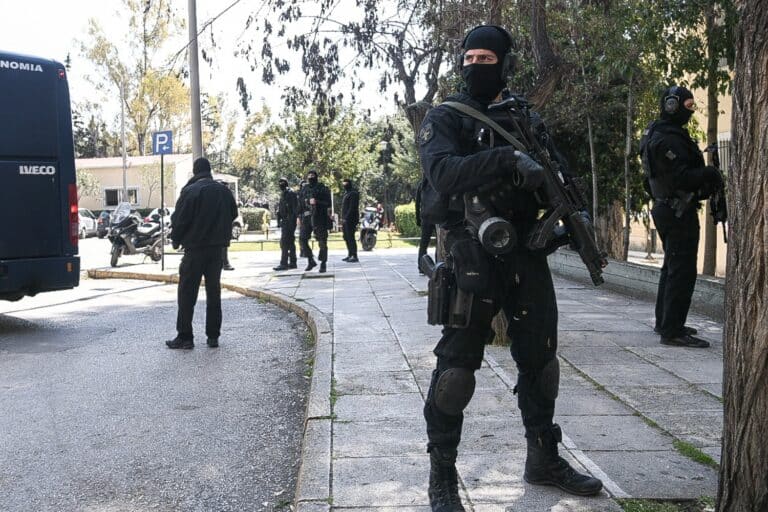 Δύο συλλήψεις για τη σχεδιαζόμενη επίθεση με χειροβομβίδα στο σπίτι του Ισίδωρου Ντογιάκου – Οι ρόλοι και οι οδηγίες