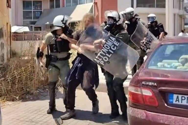 Άργος: Επεισόδια μεταξύ αστυνομικών και διαδηλωτών στην πορεία για τον 20χρονο – Έγινε χρήση χημικών και μία προσαγωγή