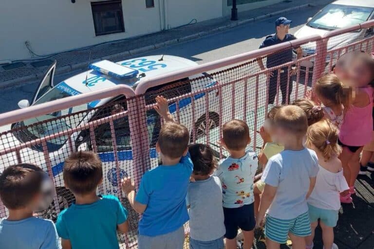 Αστυνομικοί βρέθηκαν κοντά στους μαθητές του Παιδικού Σταθμού Αιγινίου (εικόνες)