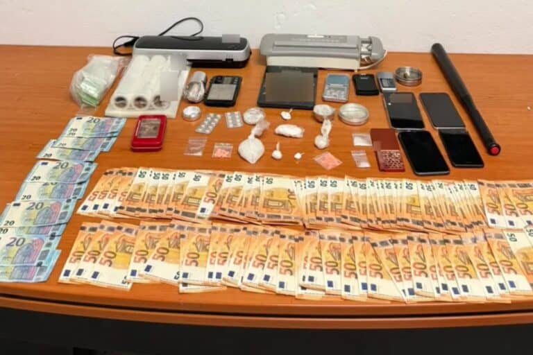 Αθήνα: Συνελήφθησαν τρία άτομα για ναρκωτικά – Έκρυβαν κοκαΐνη και ηρωίνη σε διαμέρισμα