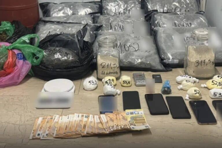Αχαΐα: Εξαρθρώθηκε σπείρα που διακινούσε ναρκωτικά – Κατασχέθηκαν πάνω από 12 κιλά κάνναβης, τρεις συλλήψεις